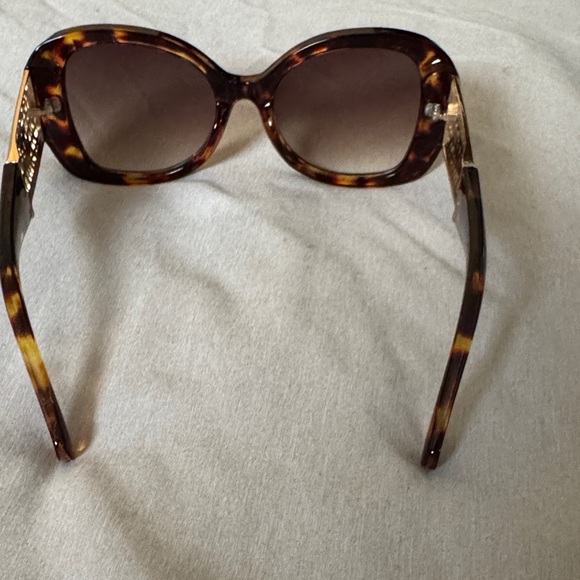 Elegant Tortoise Shell Sunglasses - Picture 4 of 5